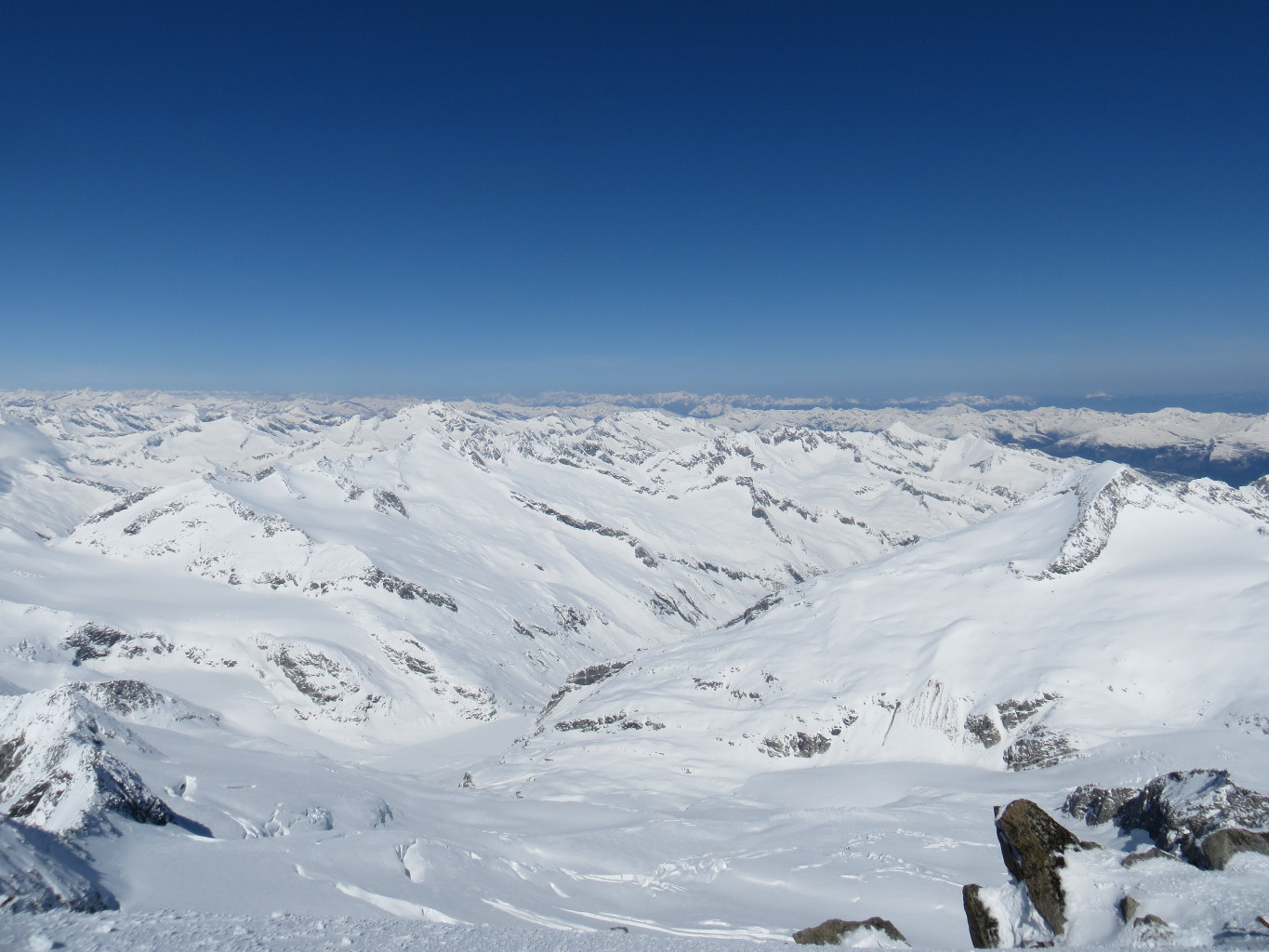 Looking N from the summit. Kuerssinger huette in the middle, Kesskogel on the R