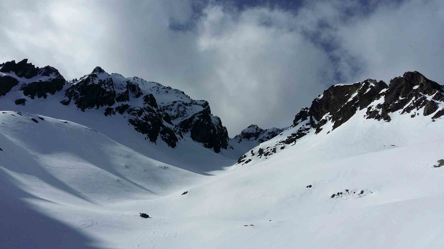 Superbe vallon d'accès - Brèche visible au centre