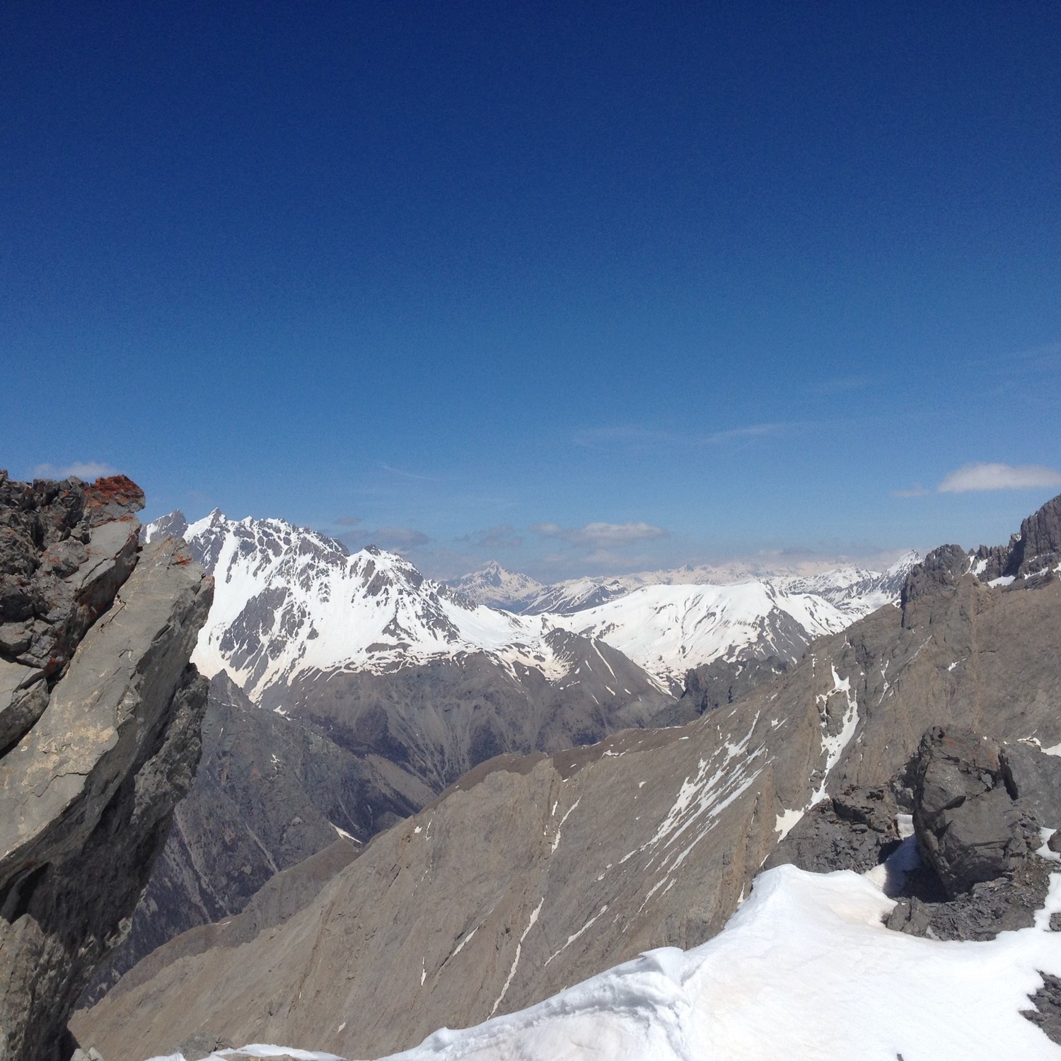 Le massif de la Font Sancte (3385m) , la Tete de Girardin (2876m) et le Queyras, au fond
