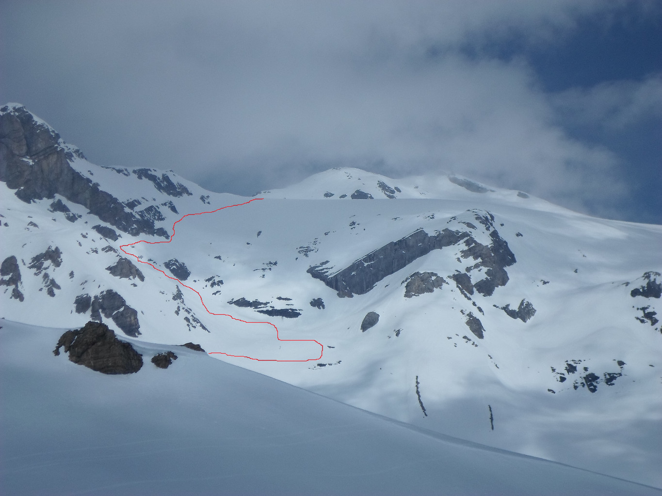 La Conca des Audannes con il tracciato del passaggio chiave sotto il Mont Pucel salendo al Wilhorn visiobile sullo sfondo.