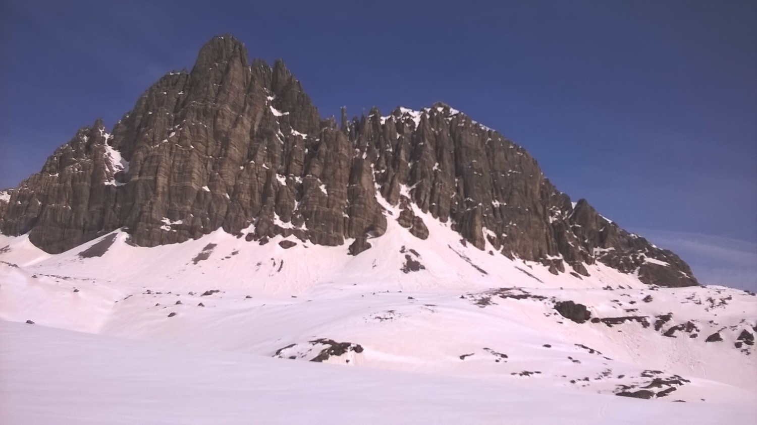 Sur la descente, le Grand Séru et ses tours dolomitiques !