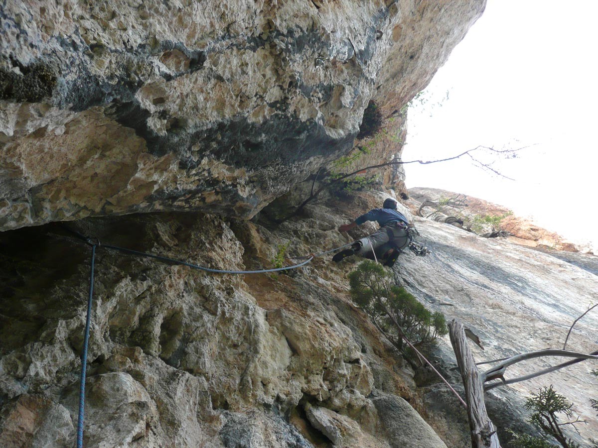 Julien dans la trav déversante en 6c