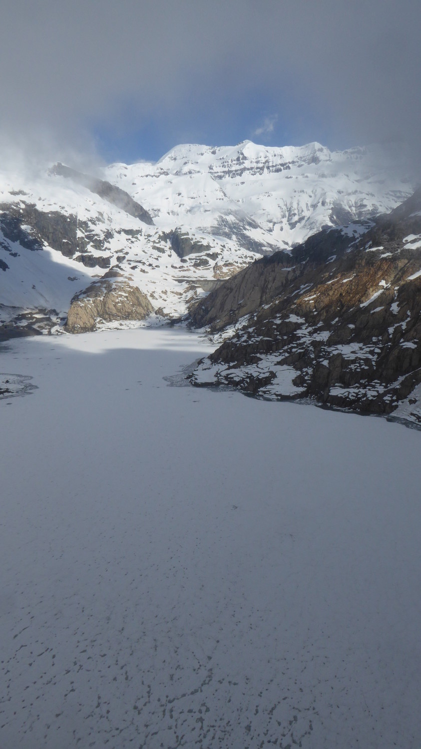 Le lac encore blanc !