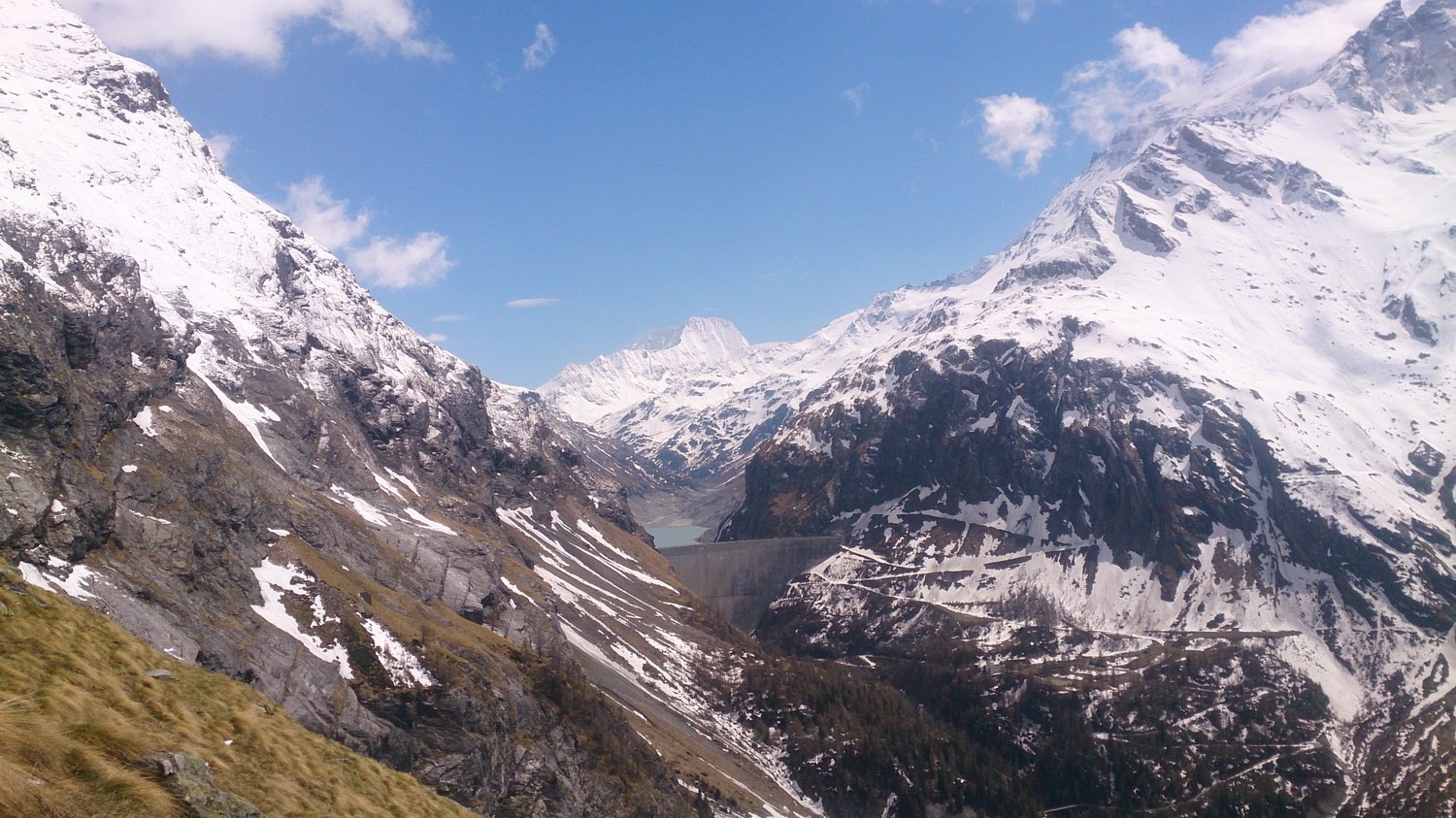 Lac de Mauvoisin et le Mont Gelé tout blanc !