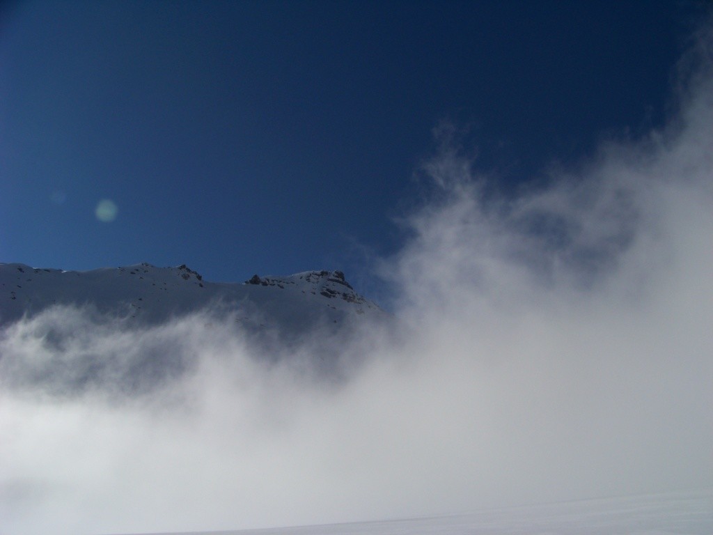 Brume sous la cime du Laro.