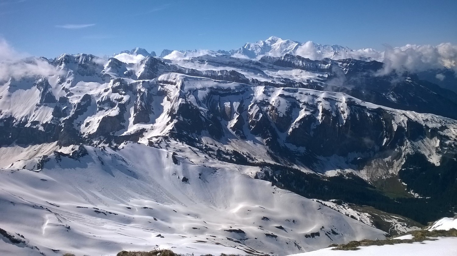 Les couloirs de Bostan, le Mt Blanc au fond !