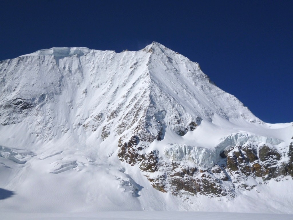 Mt Blanc de Cheilon, L'arête NNE au centre sépare la face ENE à gauche de la face N à droite