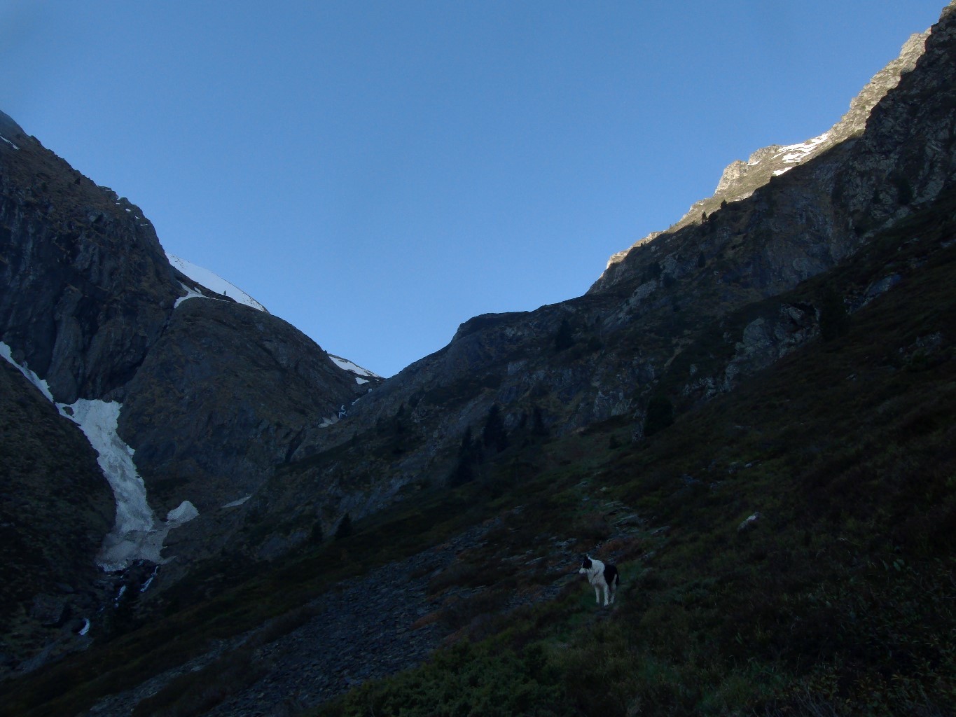 Au début du vallon de Lassas, le pas de Sarrous juste au-dessus, la neige est juste après.