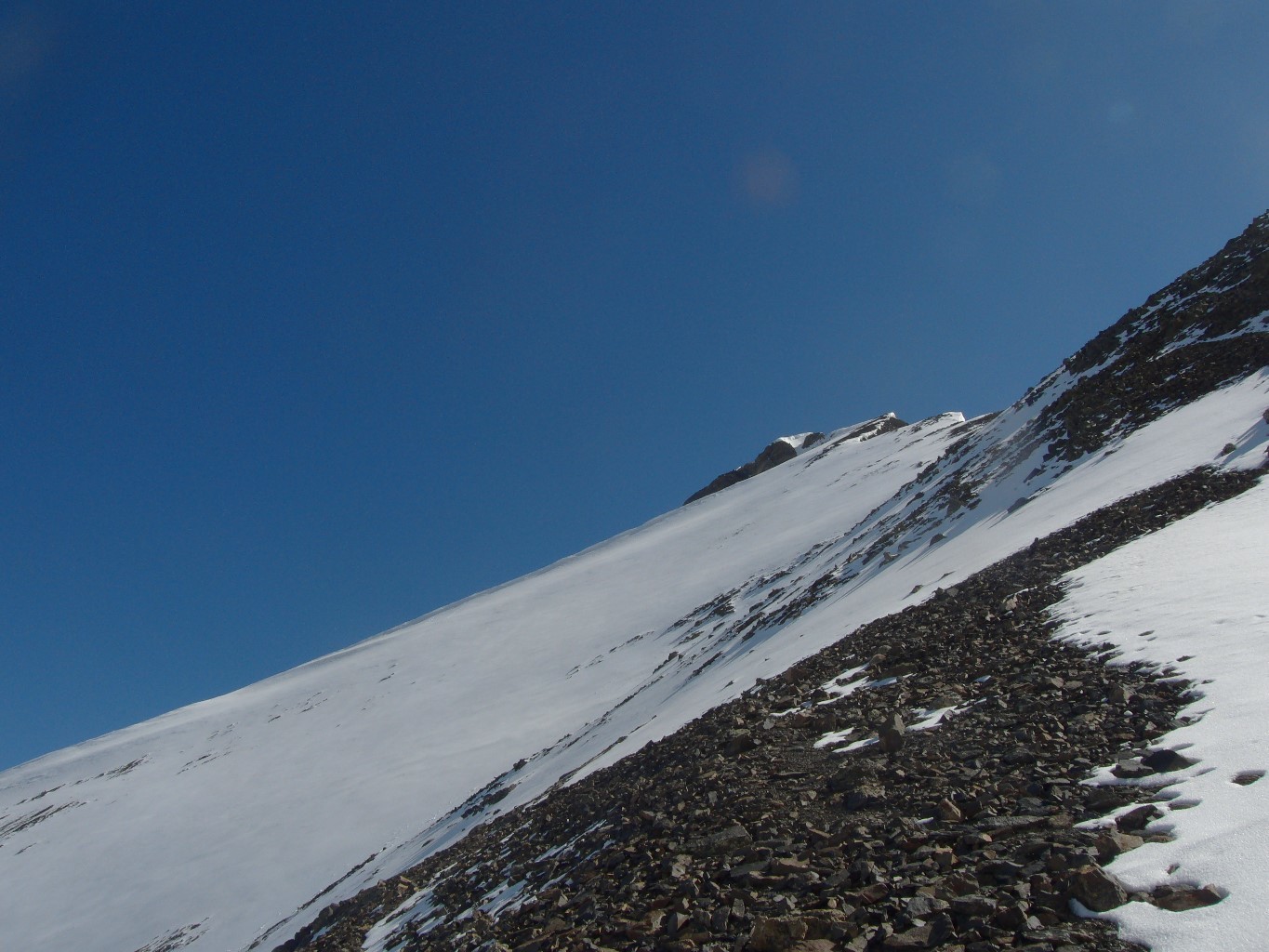 Du col 2715, les pentes sommitales menant au pic d'Aret.