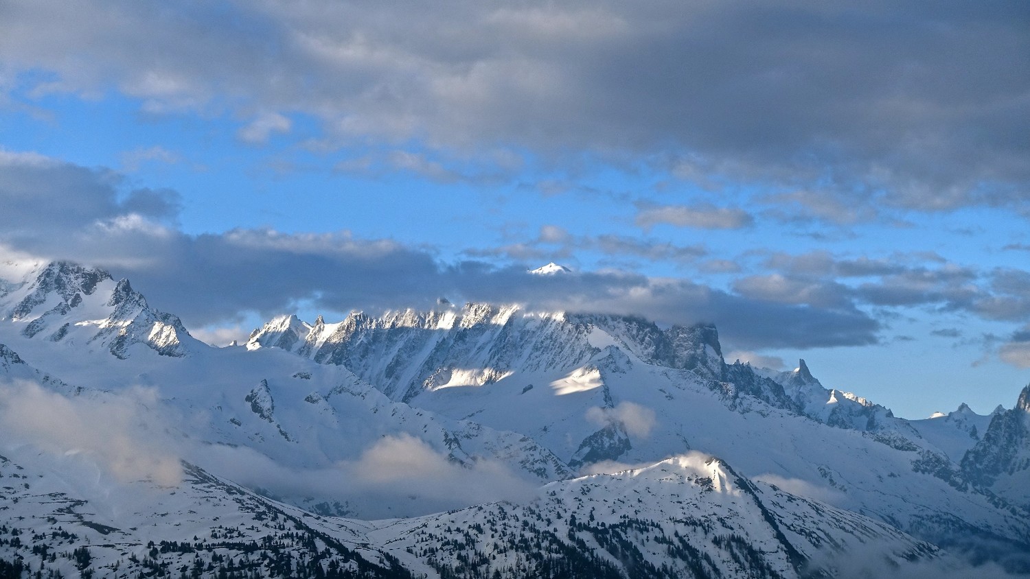 Quelques nuages résiduels qui vont devenir moins résiduels
