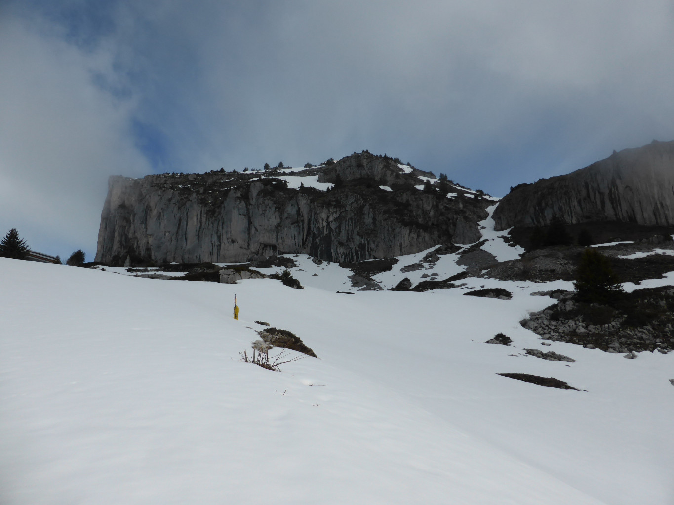 A droite, le couloir menant à la Tour d'Aï