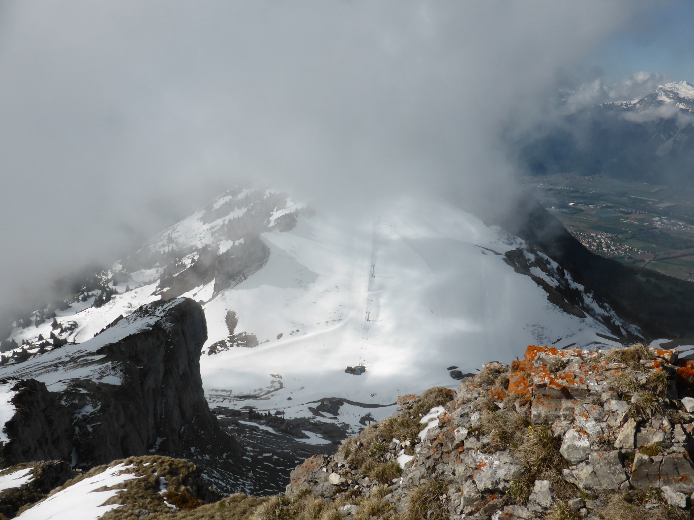 Vue plongeante sur le Sphinx et les pentes de la Berneuse