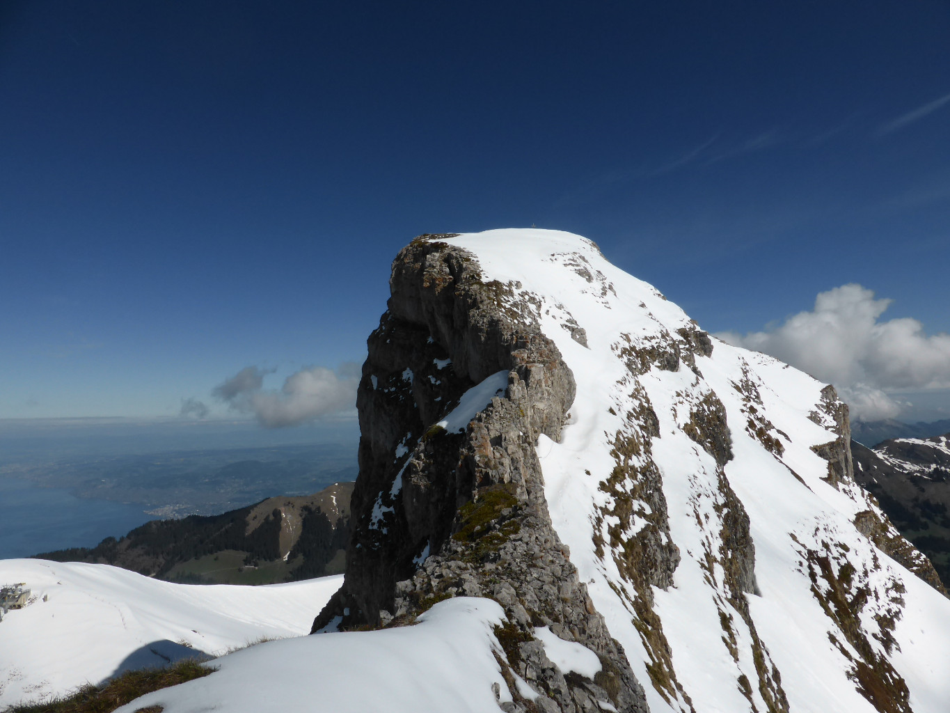 Sur la crête sommitale