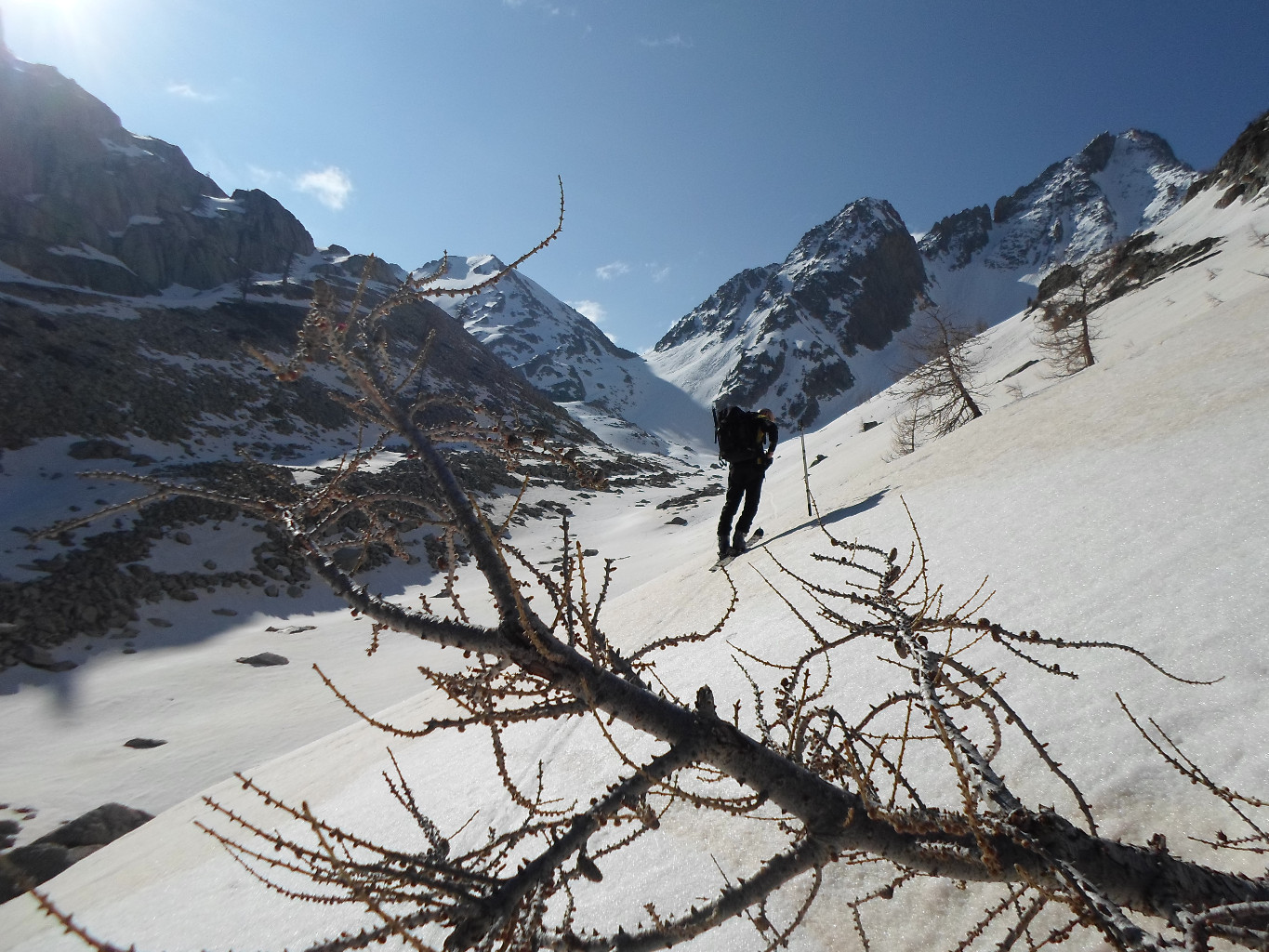 Salendo alla Testa di Tablasses. Val Morta, al centro il Colletto di Valasco, sul fondo a destra Testa di Bresses Nord.