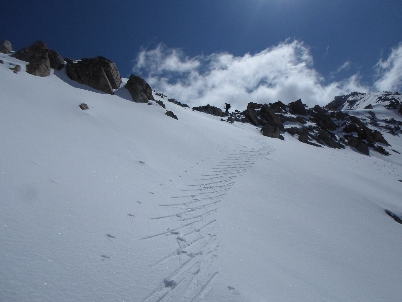 I primi metri sul versante S del Passo di Tablasses salendo Testa di Tablasse.