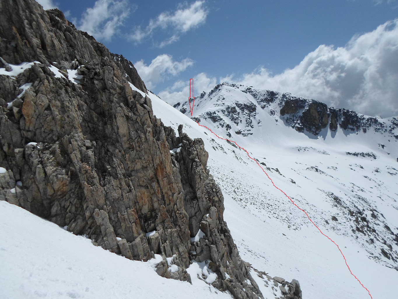 Passo di Tablasses indicato dalla freccia con l'itinerario che attraversa tutto il versante Meridionale della Testa di Tablasses.