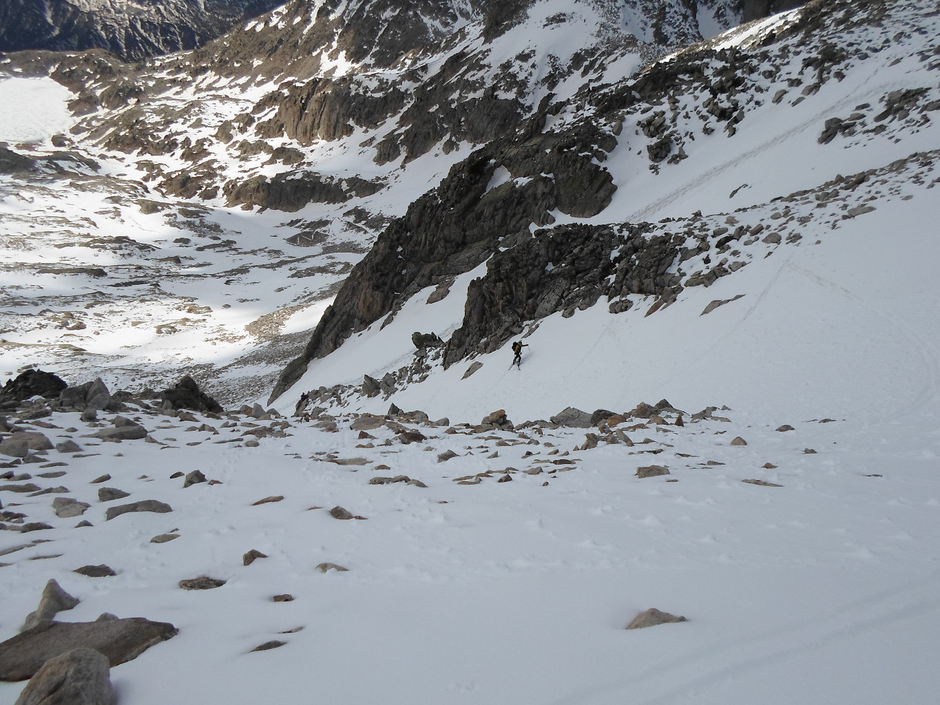 Salendo alla Testa di Tablasses il ripido canalino Sud di accesso alla Pala terminale della vetta del Tablasses.