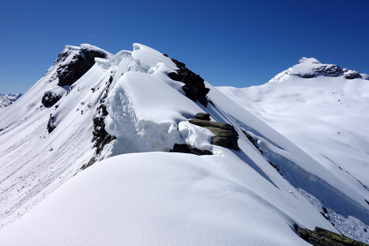 Le passage scabreux au début de l'arête (ça passe sous les rochers à droite)