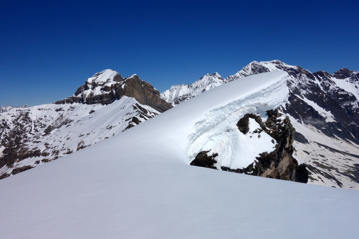 vers les Aiguillous; belles corniches...