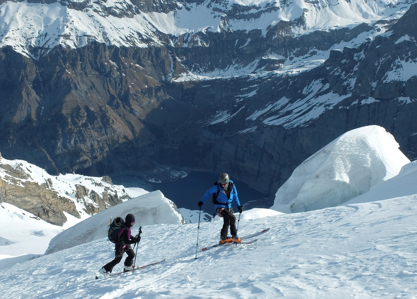 astrid e Francesco in un suggestiva inversine tra i seracchi sopra l'Oschinensee