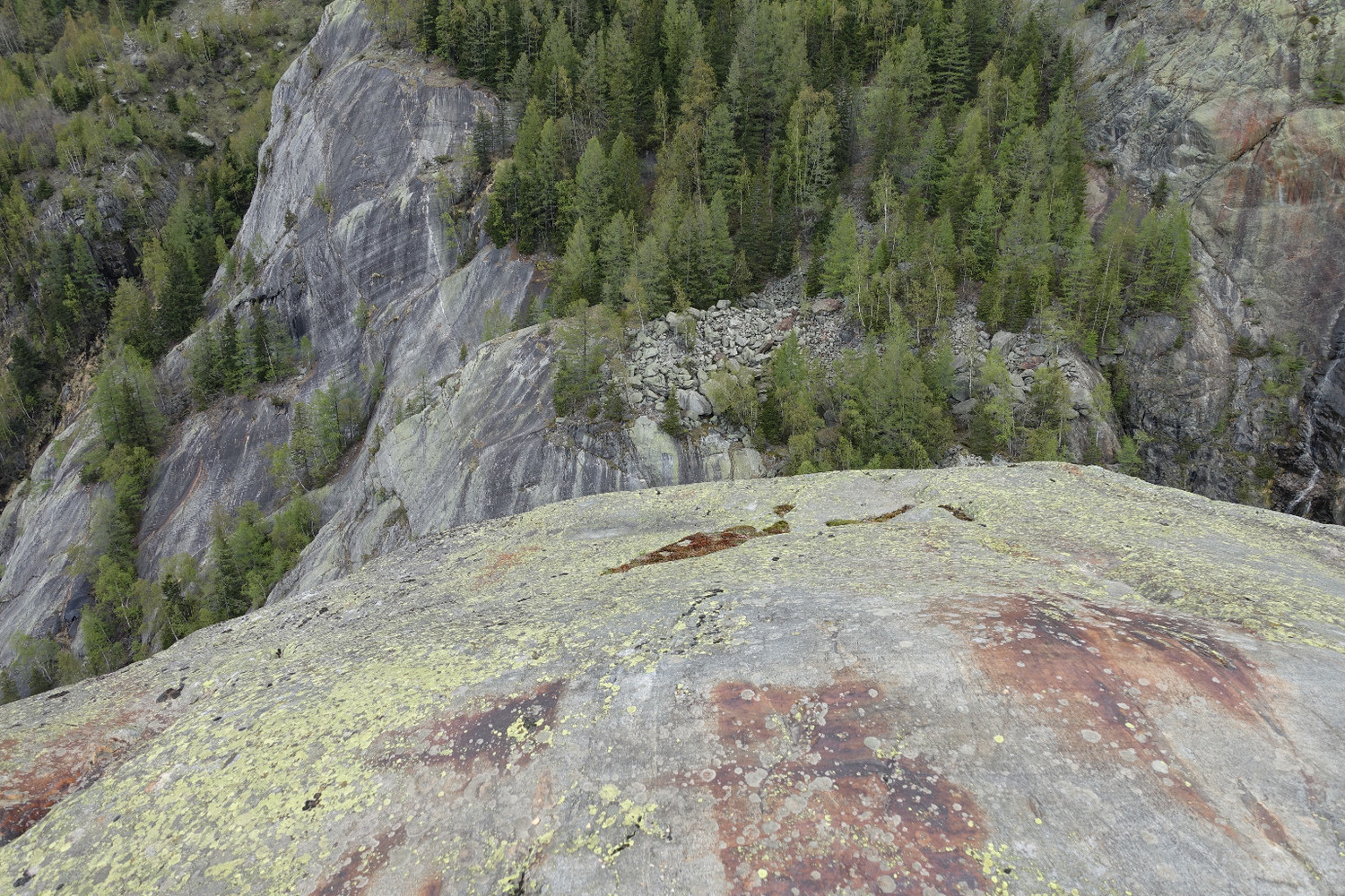 Haut de la voie direction Aveyron. Force tectonique de la nature