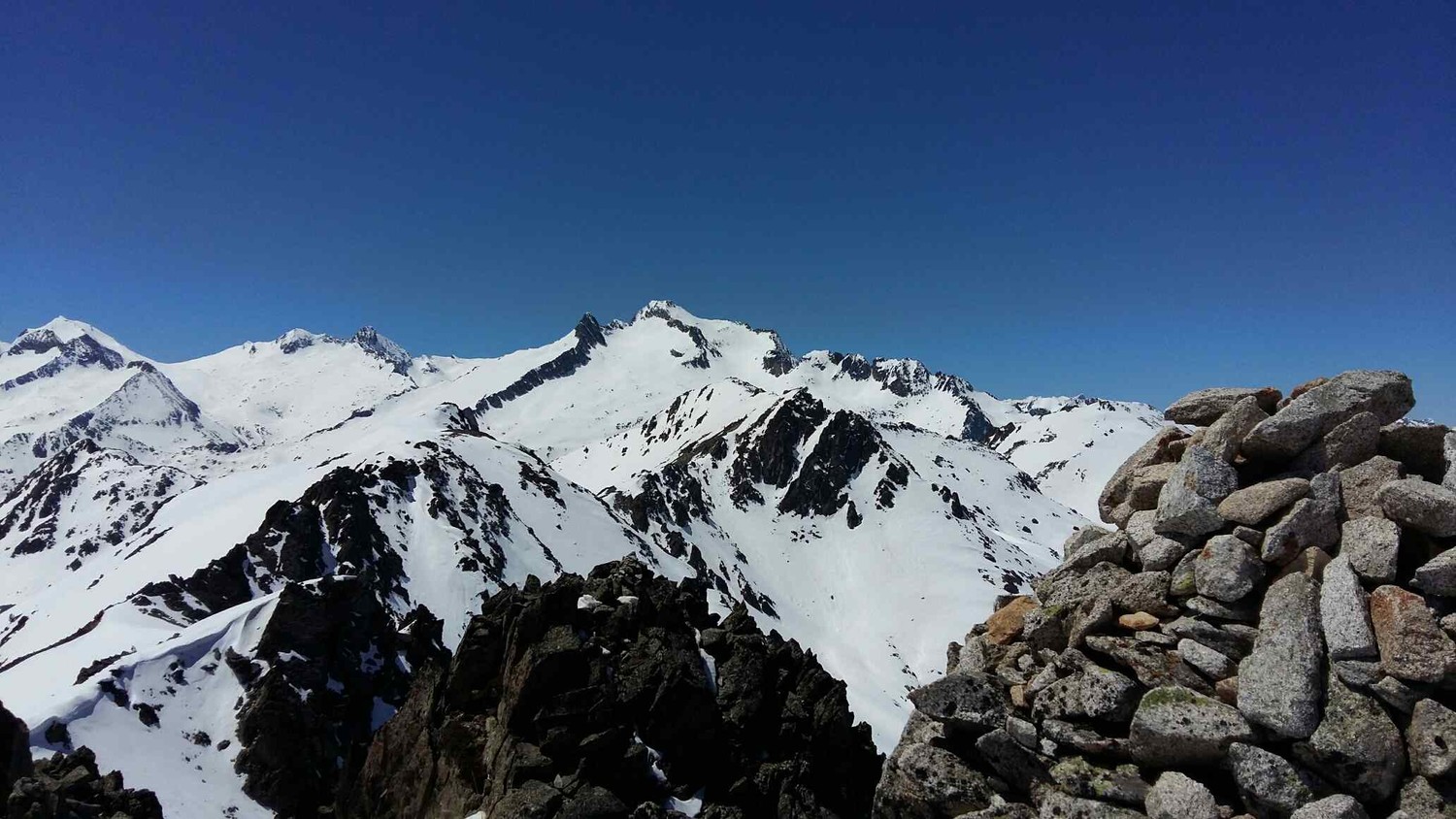 Cairn sommitale pic de Gourguet - Néouvielle au fond