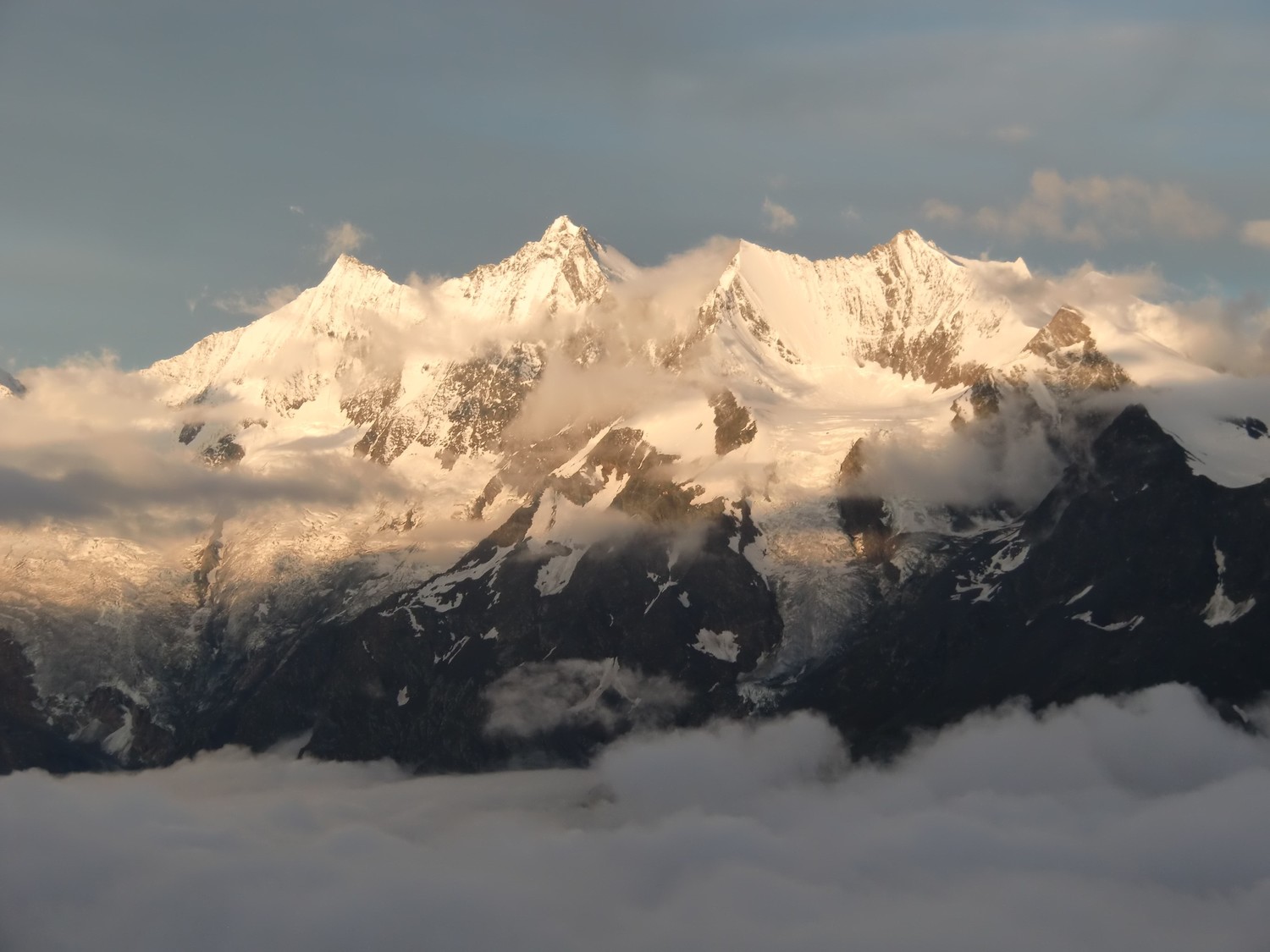 La vue en face avec l'Aphubel, le Taschorn, Le Lenzpitze, le Dom, le Nadelhorn