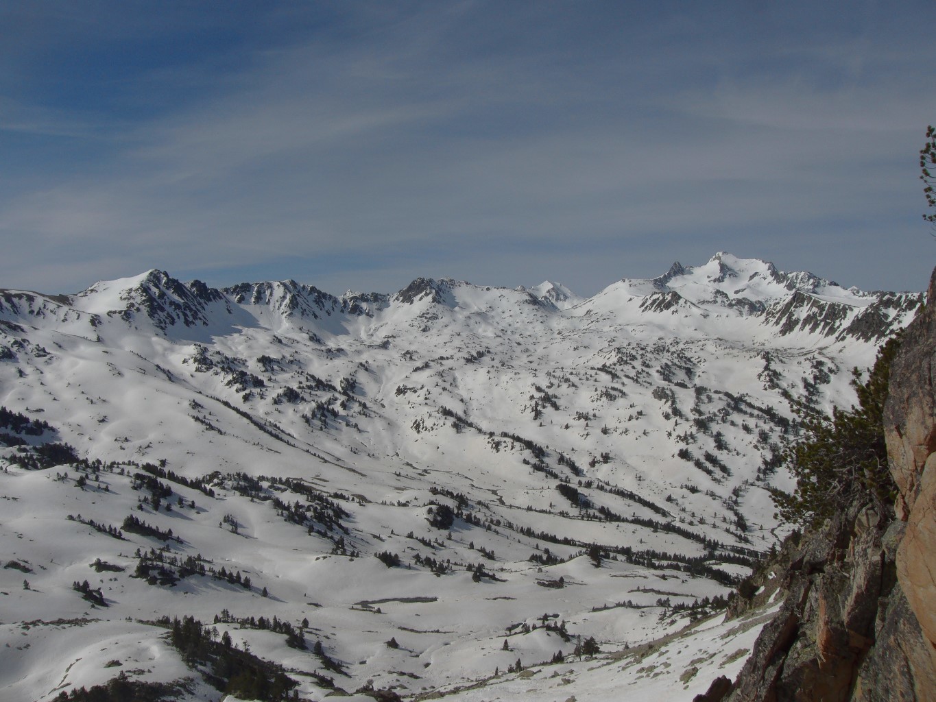 Au col d'Ourdis, pas simple à franchir, la vue s'ouvre sur le Néouvielle et la haute vallée d'Aygues Cluses.