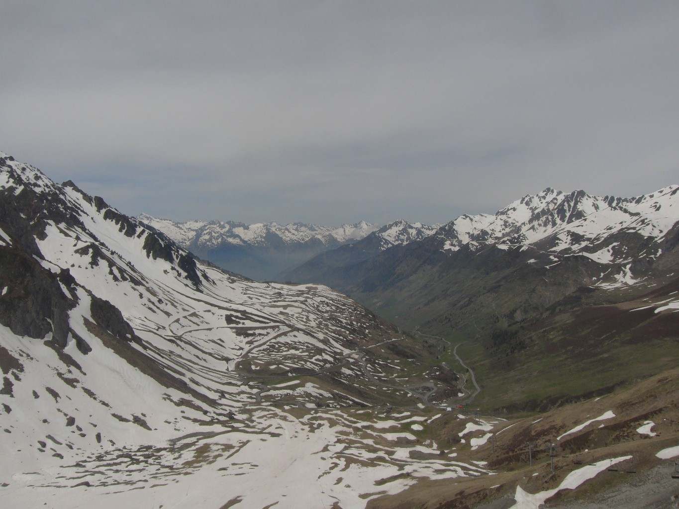 Du col de Tourmalet, aperçu de l'enneigement côté Barèges, les Bat passent encore très bien.