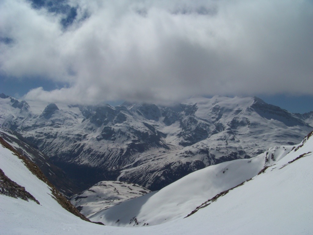 En bas le vallon de la Lenta.