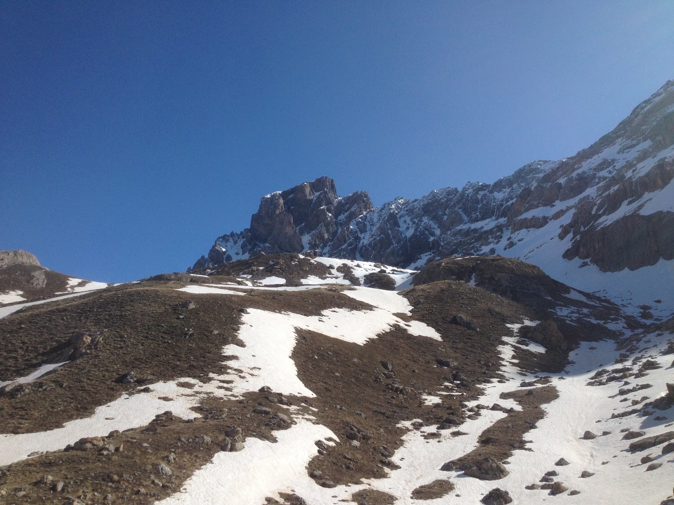 Le Brec de Chambeyron (3389m) vu du pied du couloir inférieur.