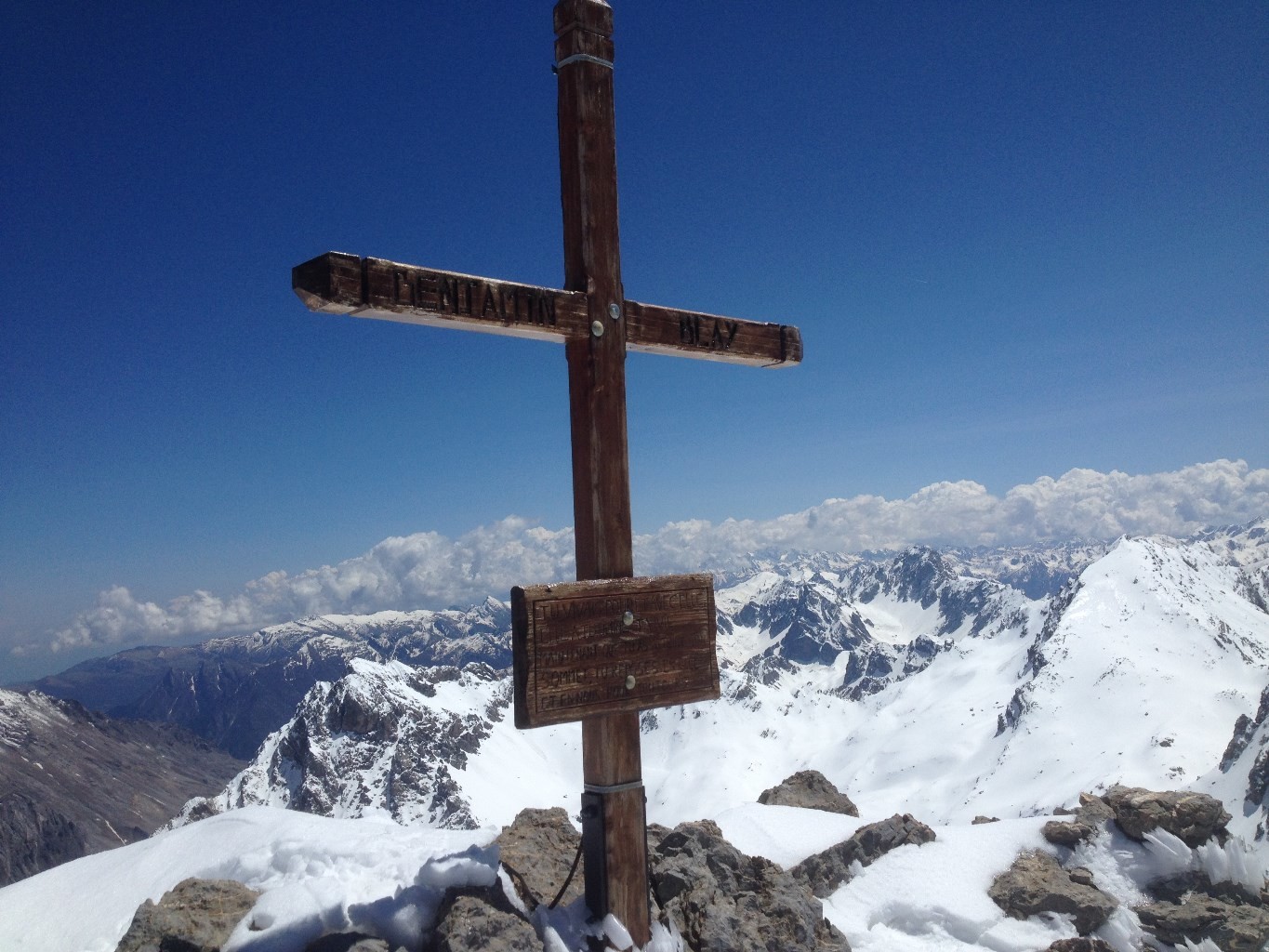La Croix sommitale et vue sur l'Italie.