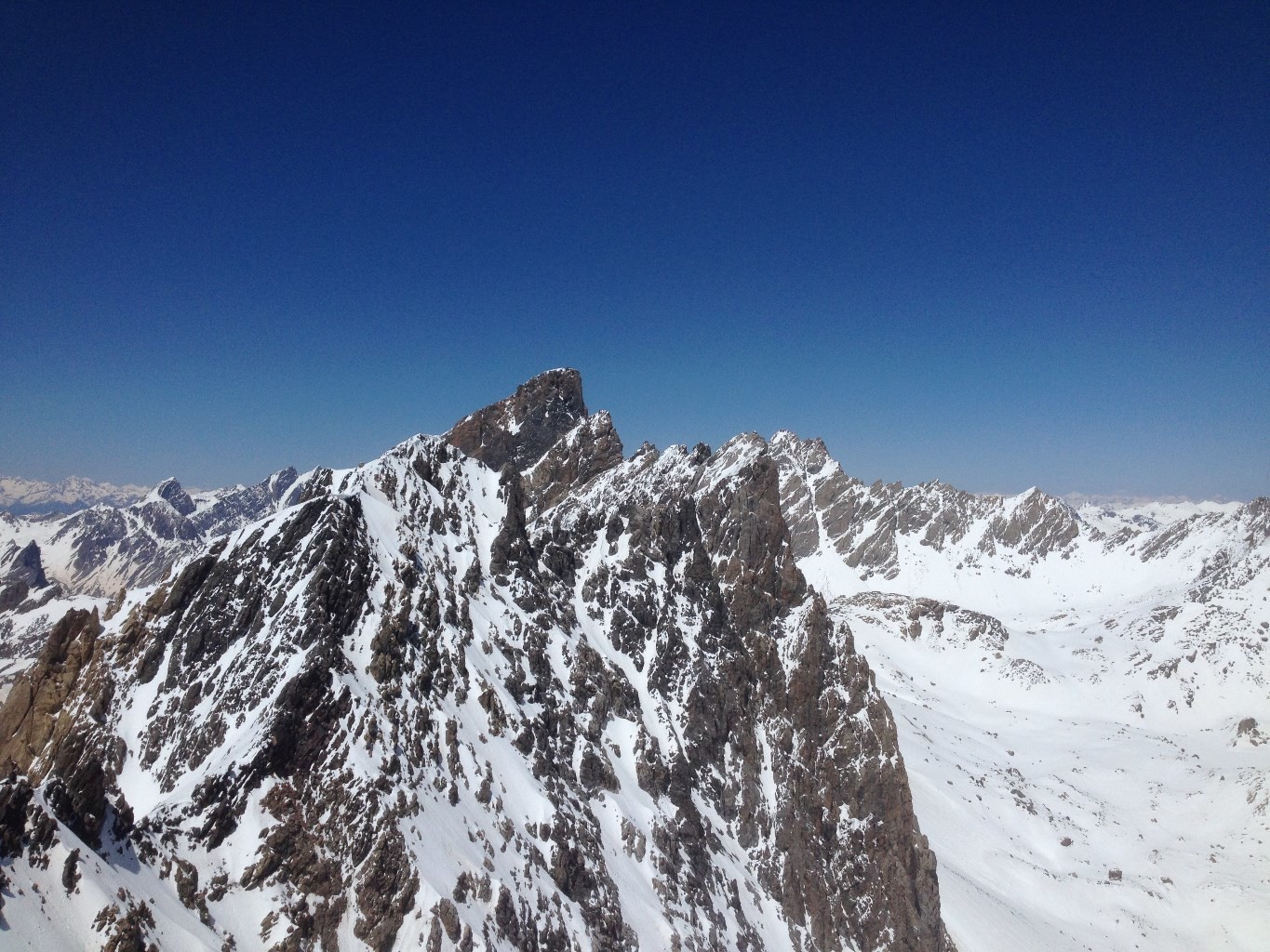 La crète frontalière jusqu'au Brec de Chambeyron (3389m) avec le Parrias Coupa (3240m), l' Aiguille Foch (3267m) et le Brec de Chambeyron (3389m)