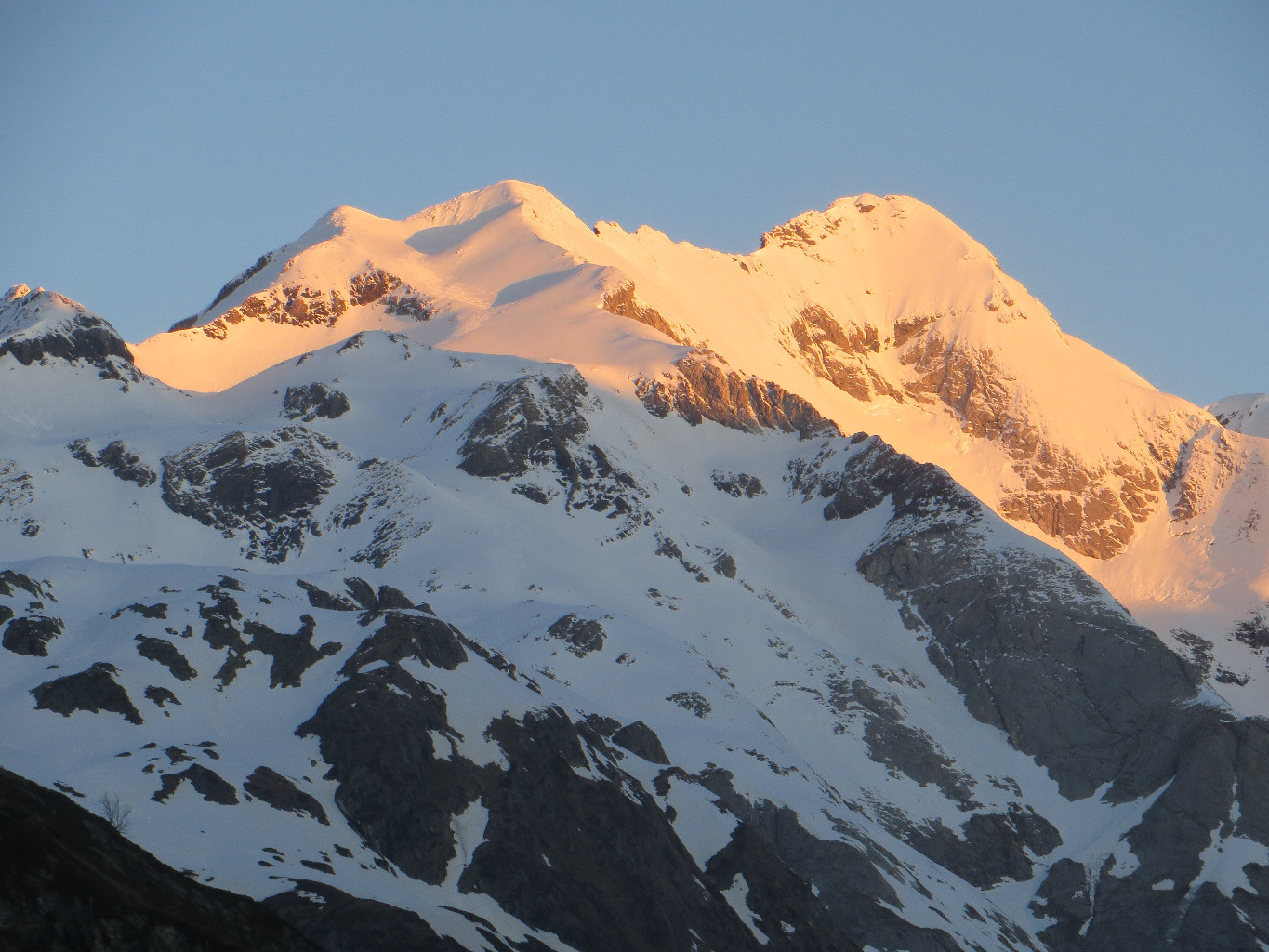 Couleurs matinales, Tapou au centre bien blanc