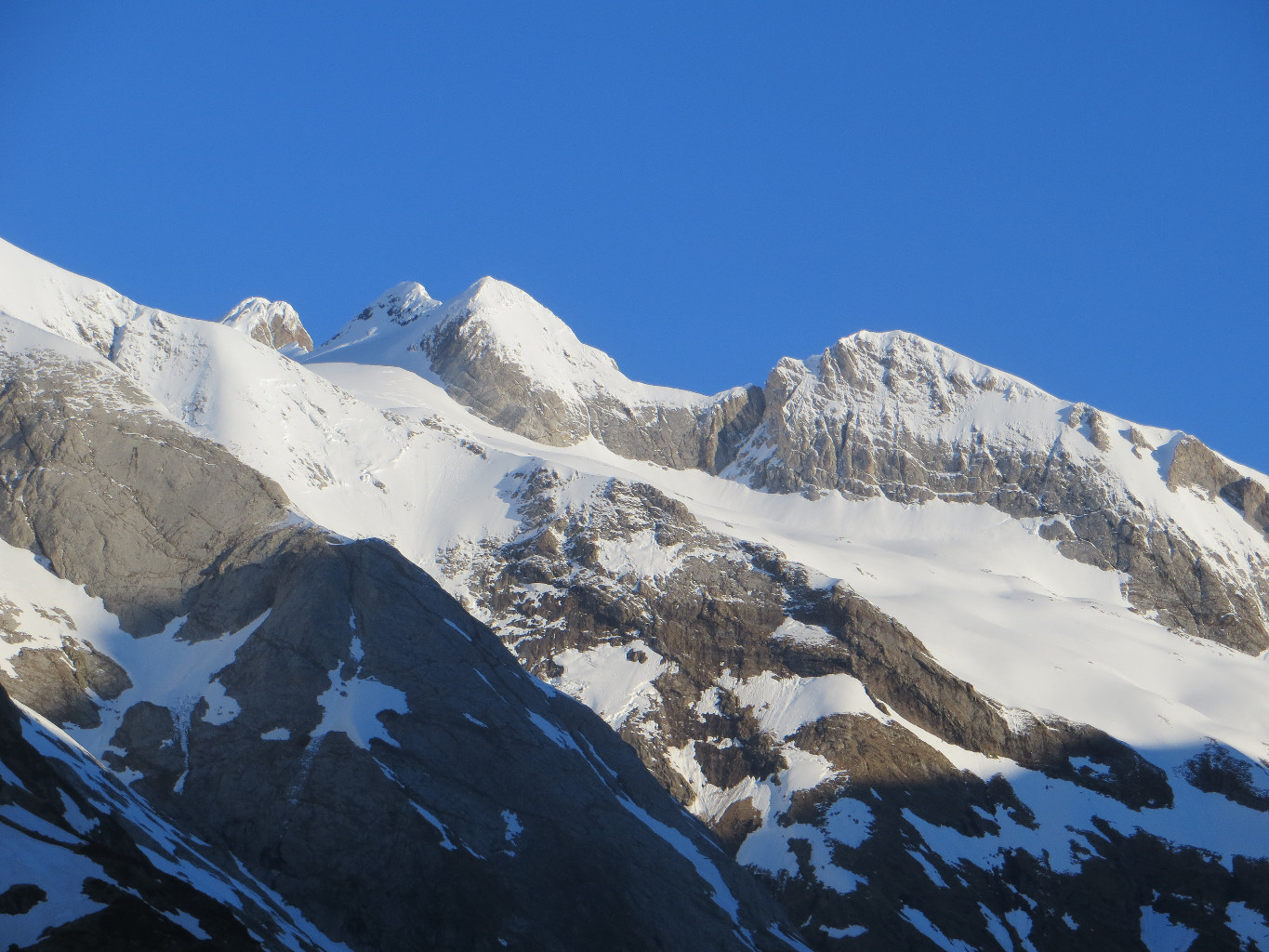 Petit Vignemale et ses murailles, au fond la pique longue pointe son nez