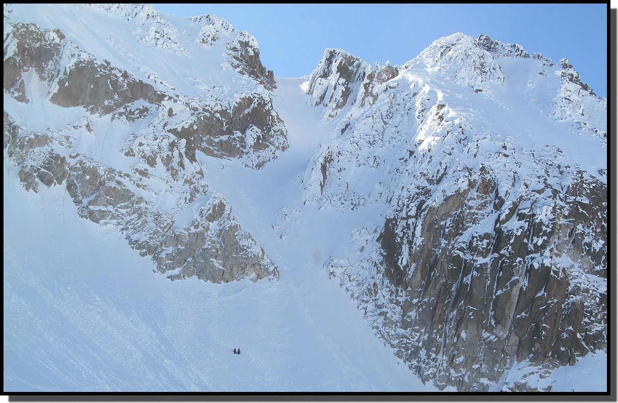 couloir Estasen - 2 personnes au pied du couloir, et 2 autres dans le "petit black"