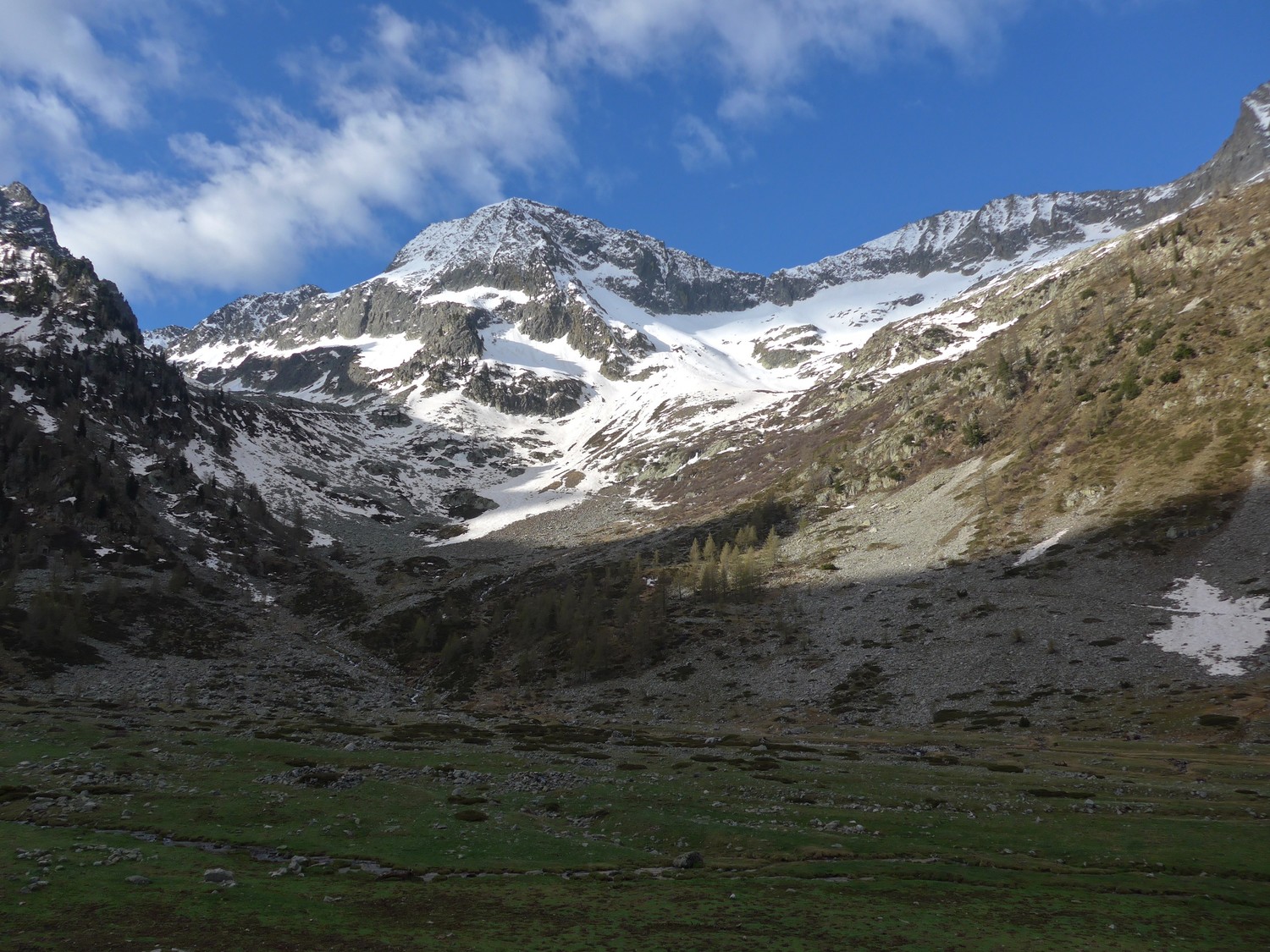 Petit portage pour rejoindre le Vallon de Ciriegia.