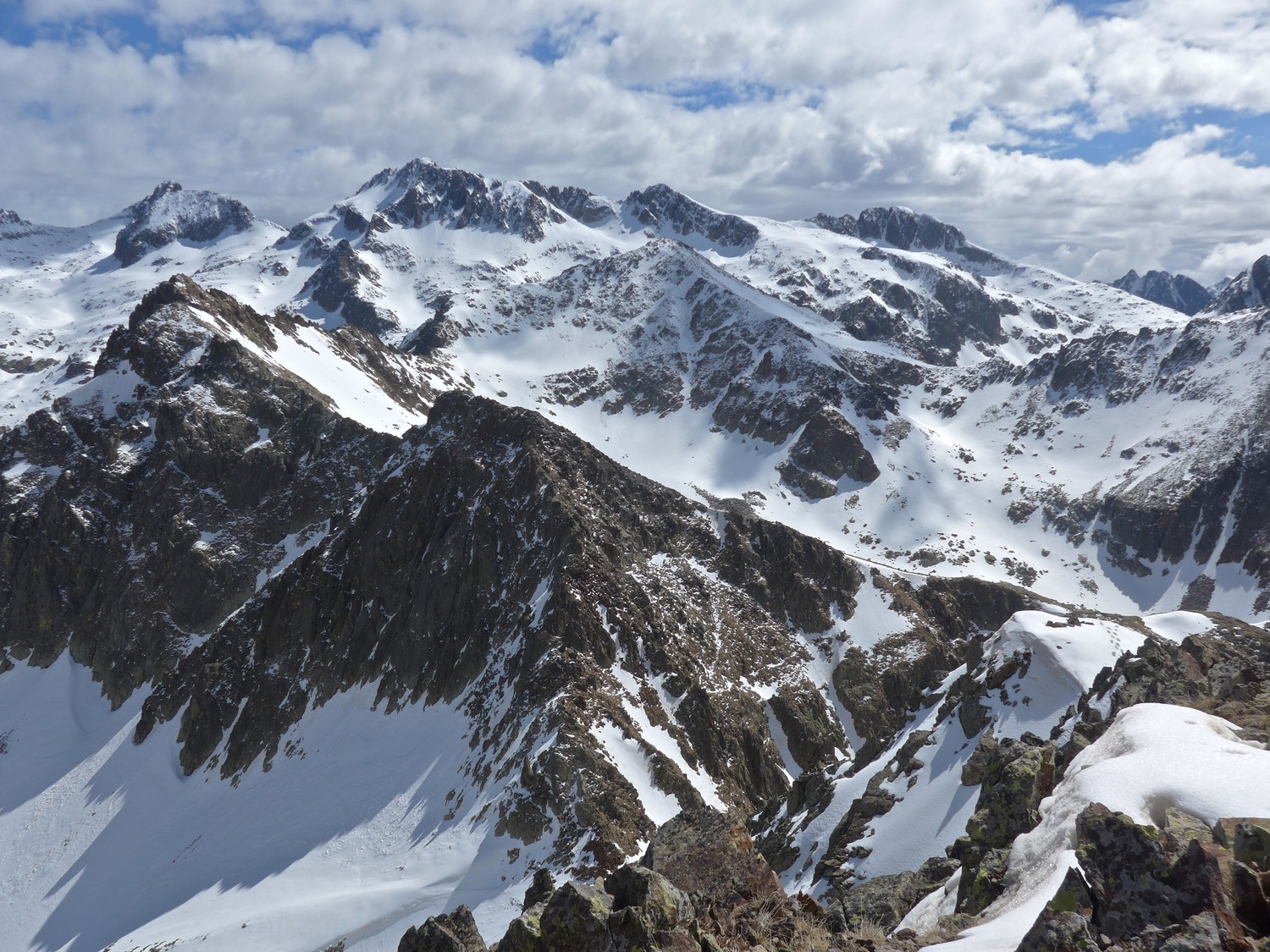 Vue sur le massif Brocan, Guilié.