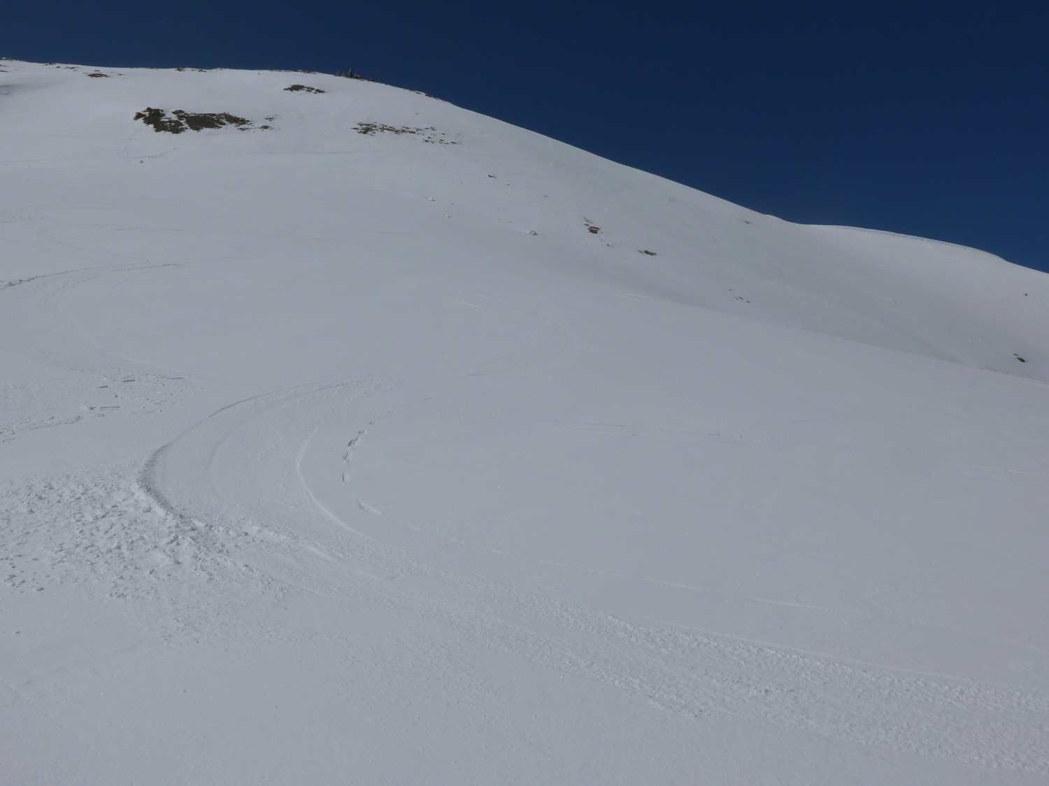 Neige un peu dure avec petite poudre dans la pente sommitale.