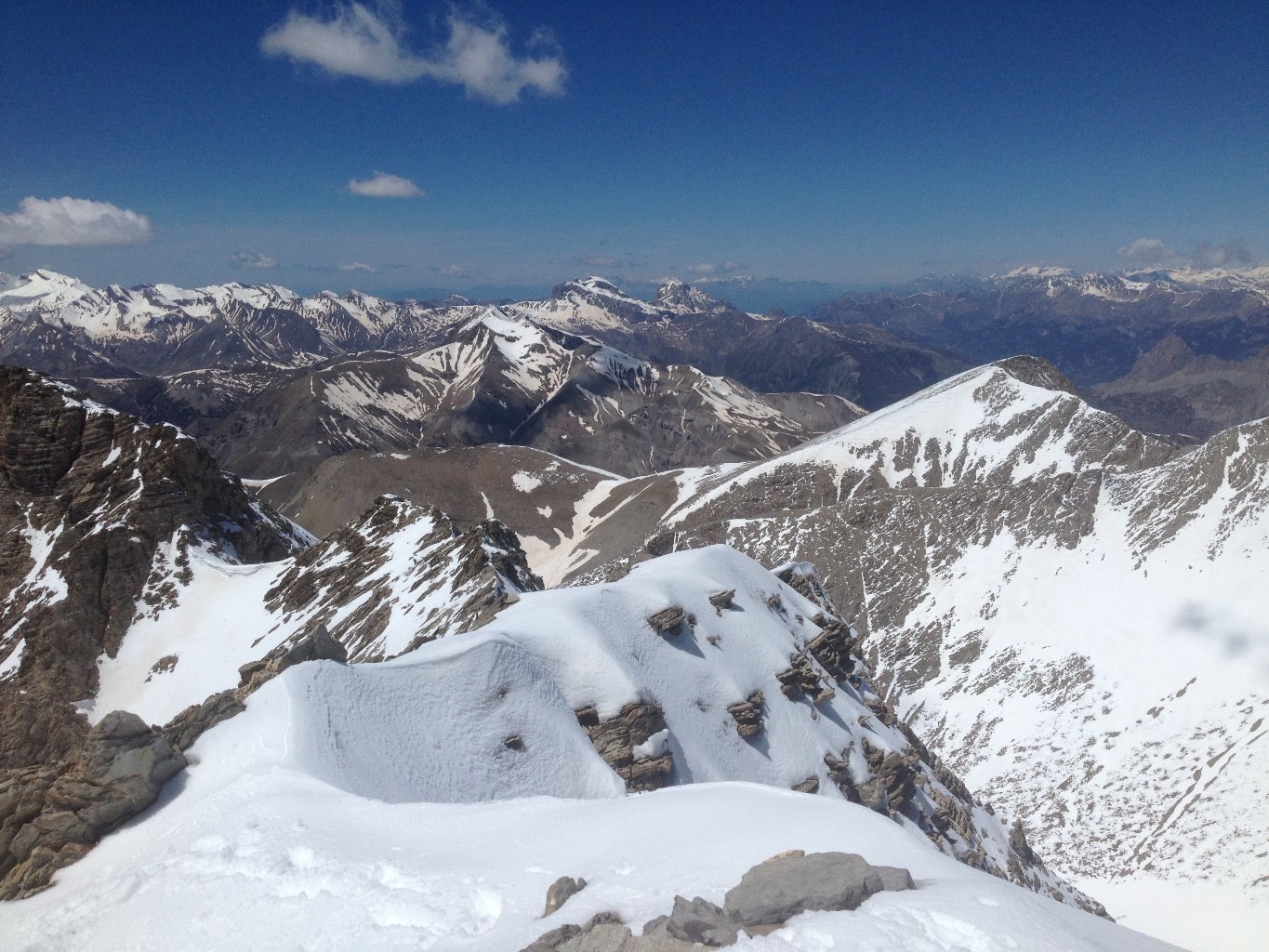 L'arete Ouest et la Vallée de l'Ubaye au fond à droite.