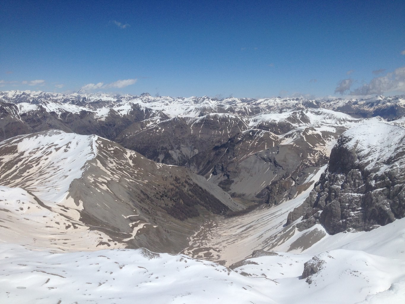 La Crète de la Pierre Eclatée (2732m), le vallon de la Grande Cayolle et l'Epaule du Trou de l'Aigle (2932m)
