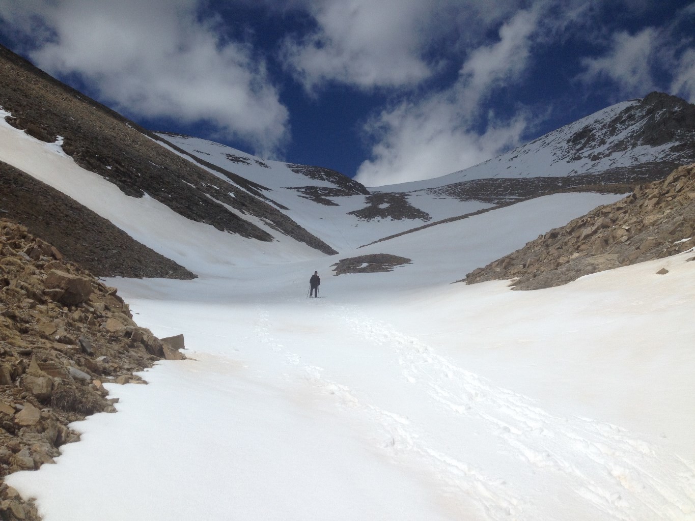 La descente, en suivant les névés.