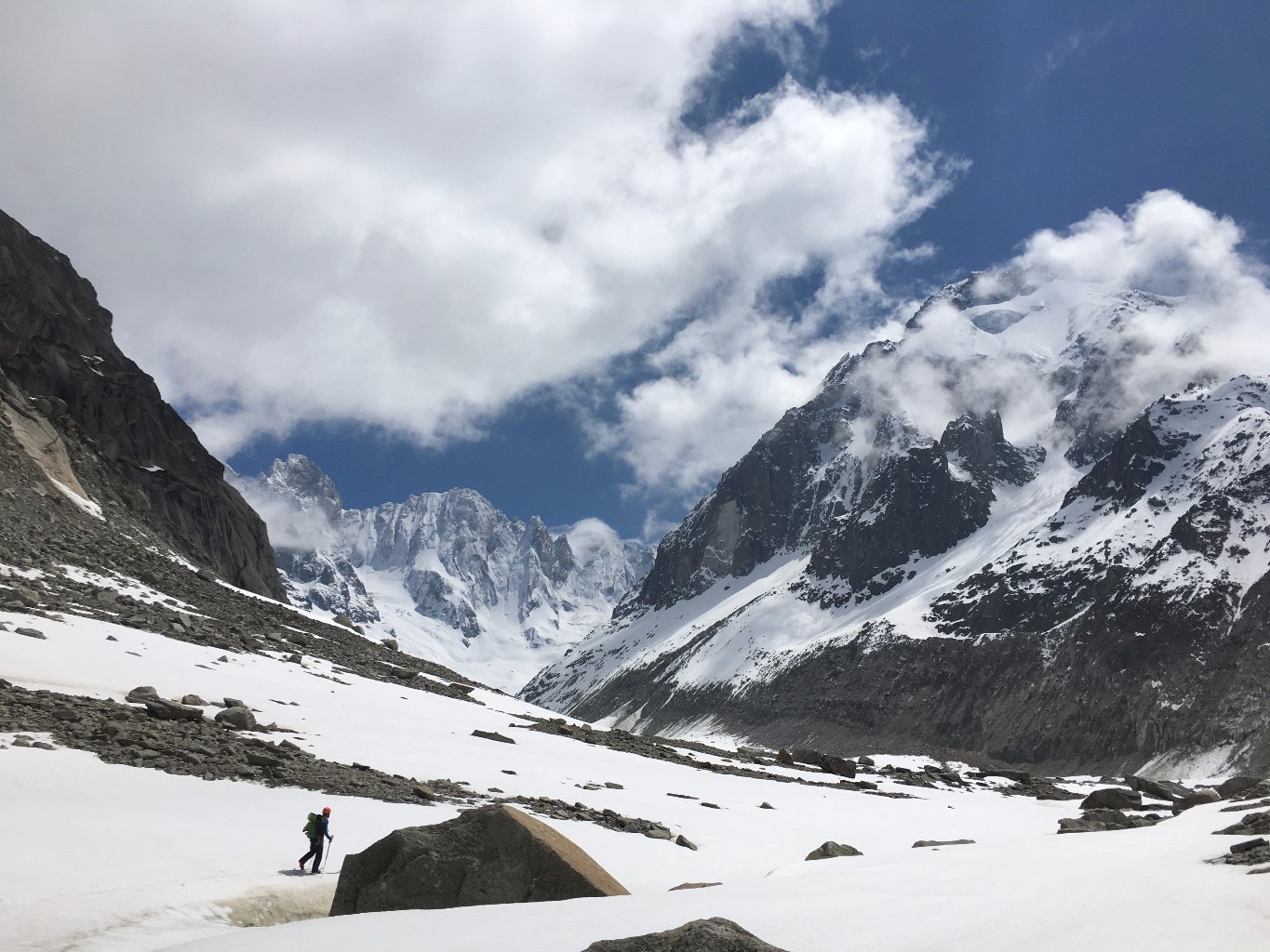 En remontant la Mer de Glace vers le glacier de l'Eschaux
