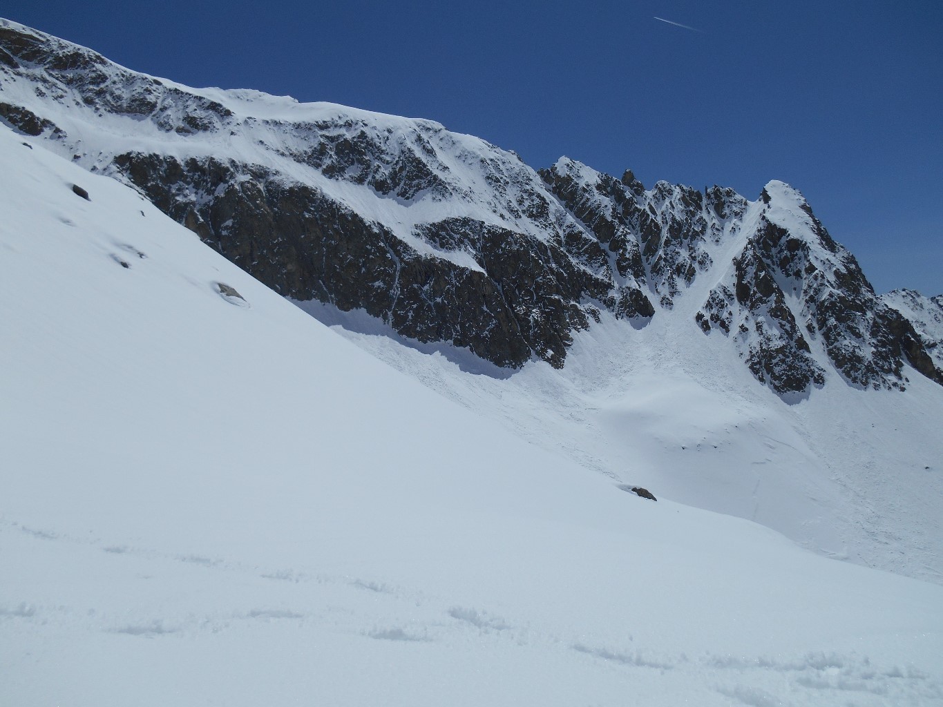 a droite le couloir emprunté à la montée puis les aretes