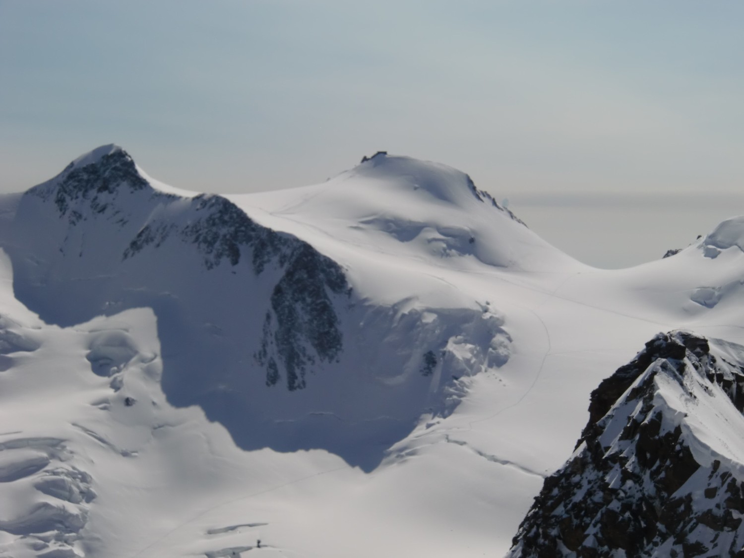 A gauche le Zumstein et à droite le Signalkuppe et son refuge Margherita