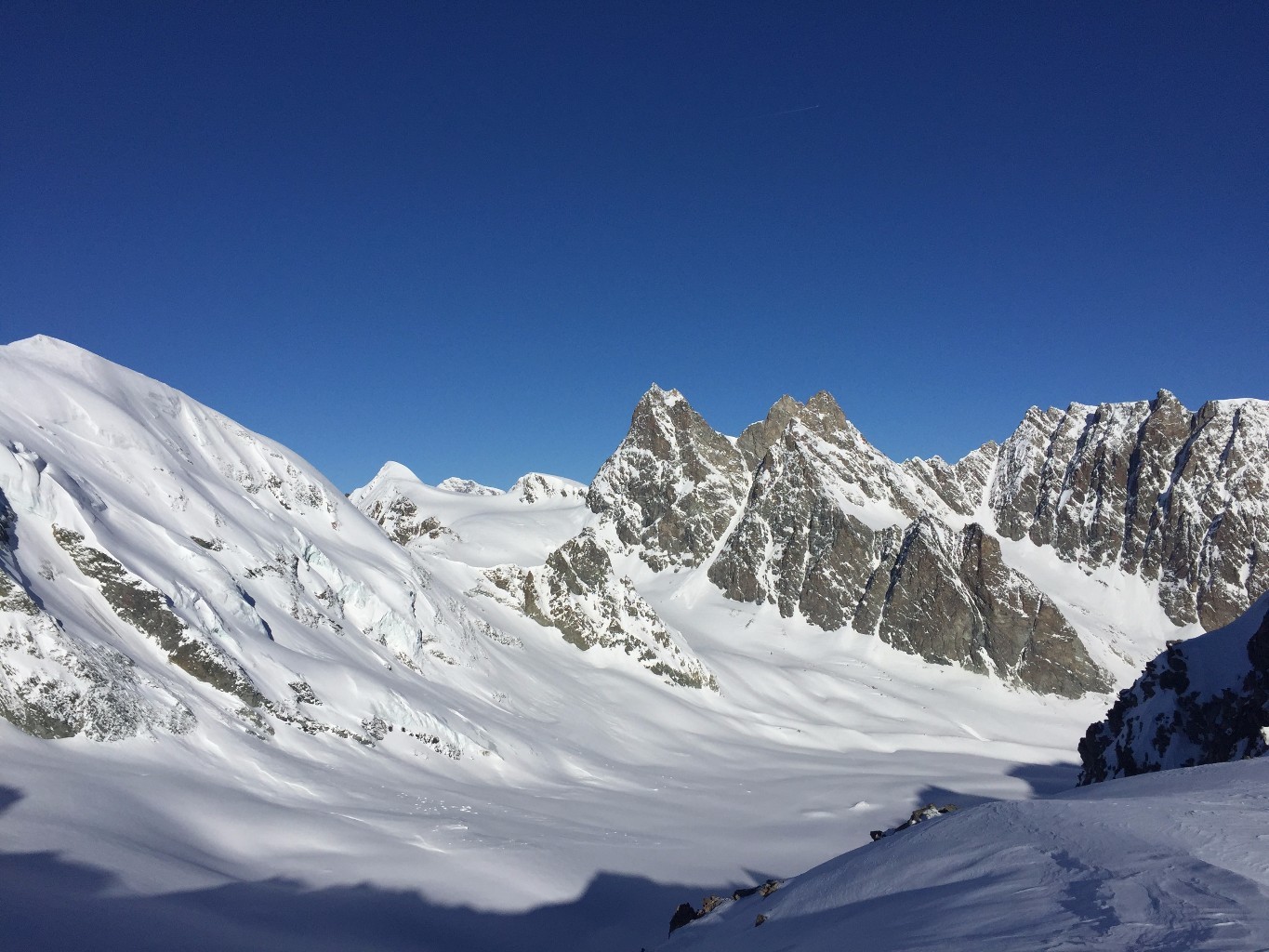 Haut Glacier Arolla avec col de l'Evèque en arrière plan