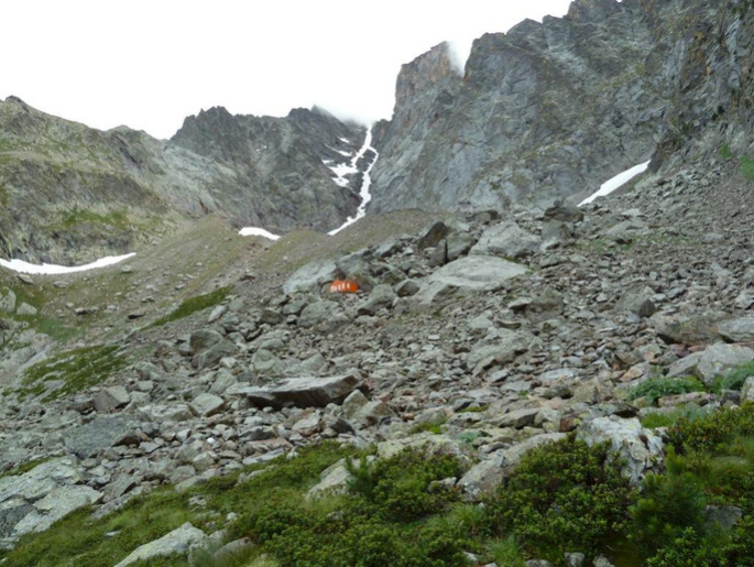 Refuge-bivouac Varone au pied du couloir