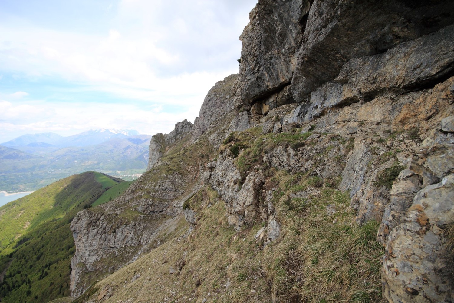 Vire étroite por accéder à la Grande Baume