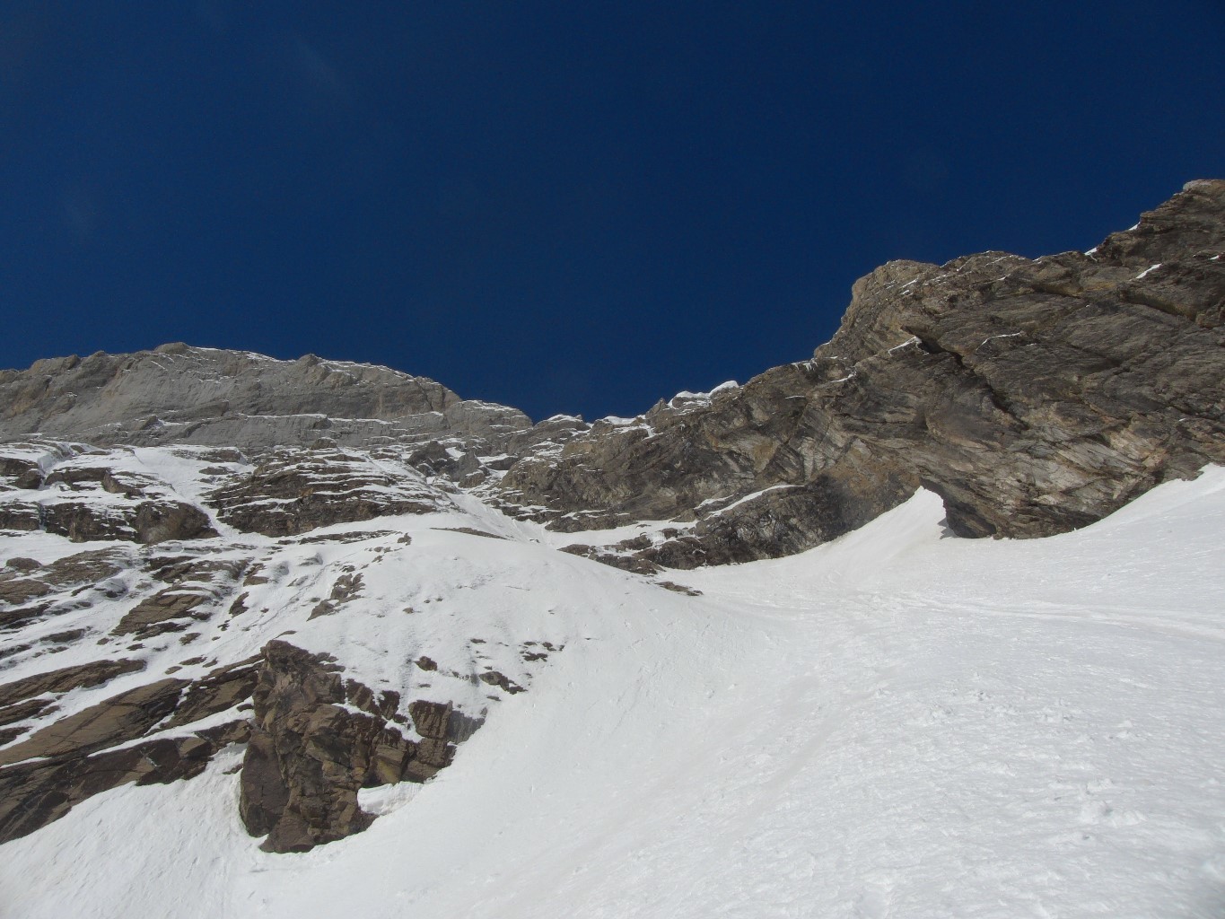 Dans le couloir dièdre de base, sous la verticale face N du cylindre.