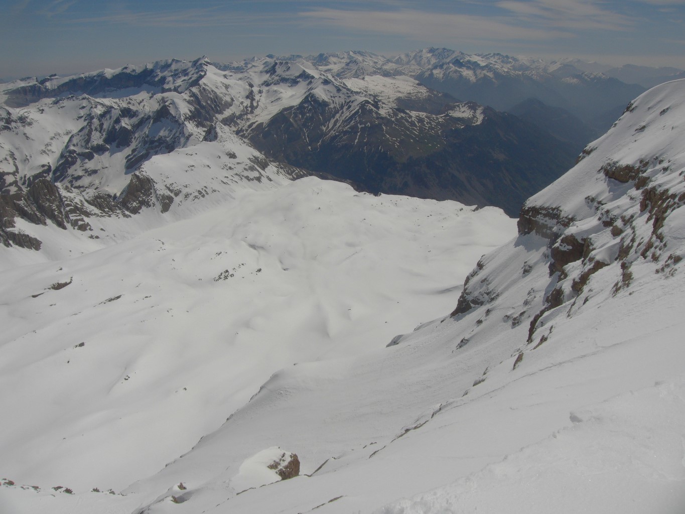 Dans les raides pentes de sortie, suspendues au-dessus du lac glacé.